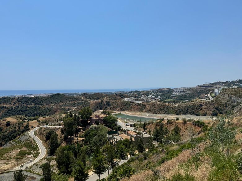 Parcela excepcional orientada al sur con vistas panorámicas al mar en Real de La Quinta, Benahavís