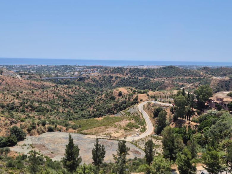 Parcela excepcional orientada al sur con vistas panorámicas al mar en Real de La Quinta, Benahavís