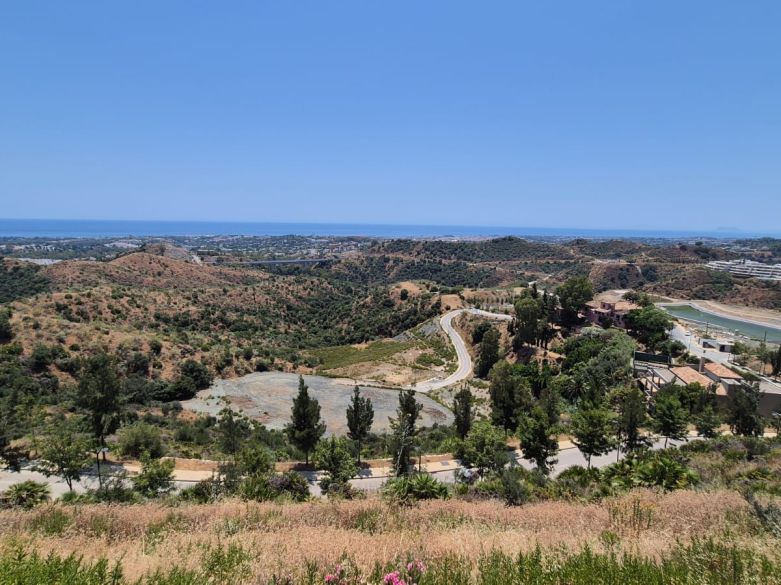 Parcela excepcional orientada al sur con vistas panorámicas al mar en Real de La Quinta, Benahavís