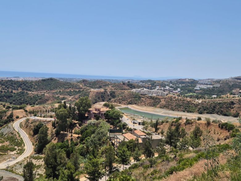 Parcela excepcional orientada al sur con vistas panorámicas al mar en Real de La Quinta, Benahavís
