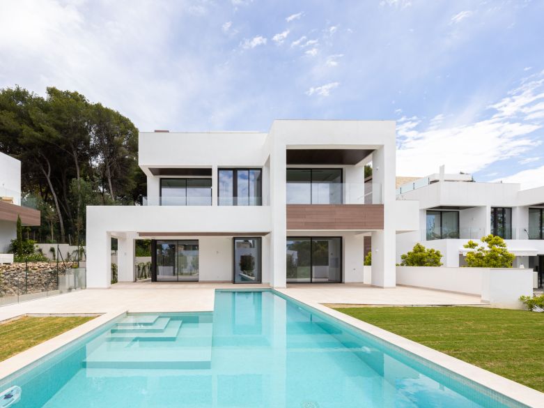 Modern villa in a gated community close to Marbella centre!