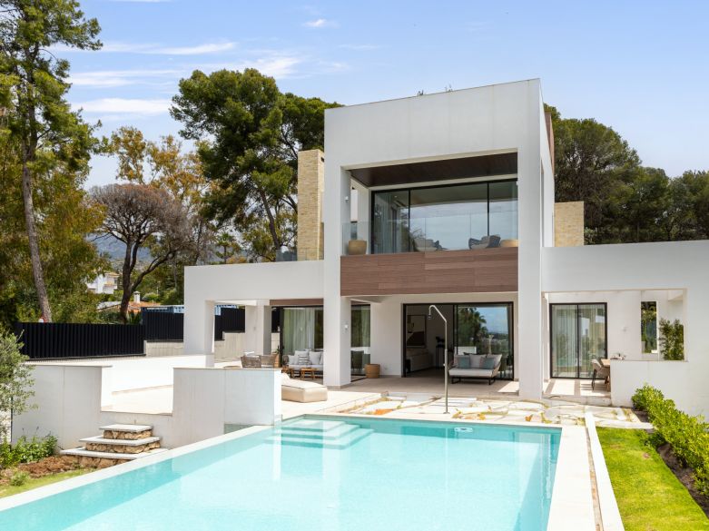 Desirable villa in a gated community close to Marbella centre! Key ready with furniture!