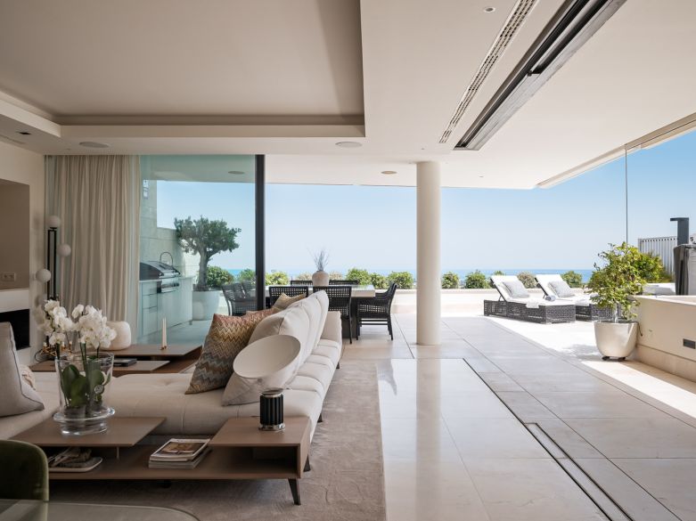 Sea views, bold lines and absolute privacy in La Quinta.