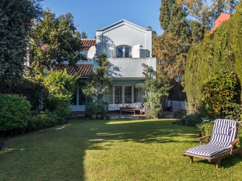Elegant Semi-Detached townhouse Frontline Golf in Guadalmina Alta, Marbella