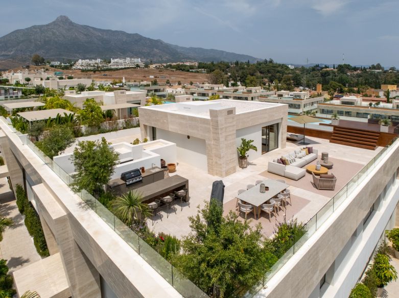 Magnificent Skyvilla with Fendi Kitchen, Private Pool & Panoramic Views