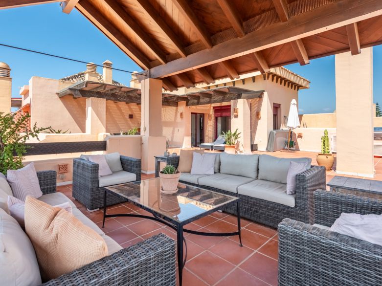 Beachside Penthouse with Panoramic Sea Views in Bahía Alcántara!