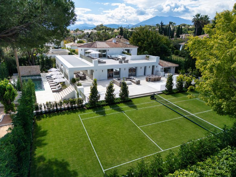 Fantastic, refurbished villa with a private grass tennis-court at the foothill of Sierra Blanca!