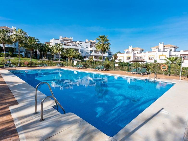 Bright & Well-Located Top Floor Apartment in Selwo Hills – New Golden Mile, Estepona