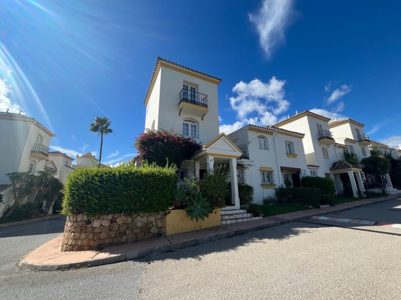 4 bedroom townhouse in Selwo area