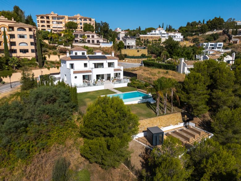 Contemporary Frontline Golf Villa with Sea Views in Elviria, Marbella