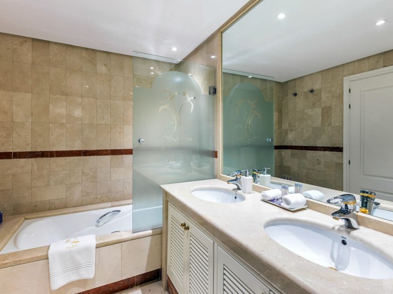 Ático Dúplex con Vistas al Mar junto a Puerto Banús