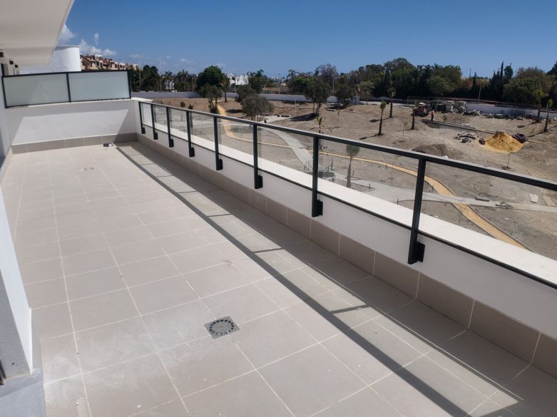 Modern Penthouse with Terrace and Views in Aranya, Estepona