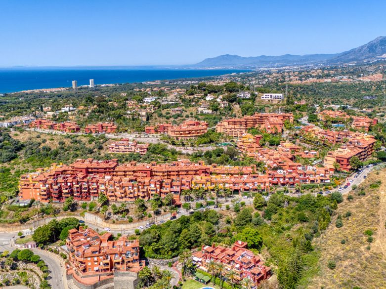 Beautifully renovated, south west facing, two bedroom apartment located in the residential area of Reserva de Marbella