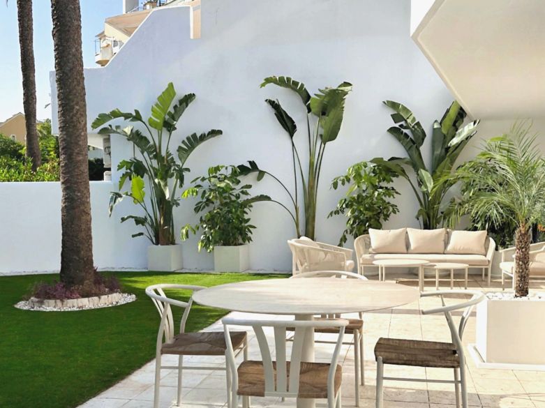ELEGANT GROUND FLOOR RETREAT WITH PRIVATE GARDEN IN NUEVA ANDALUCÍA