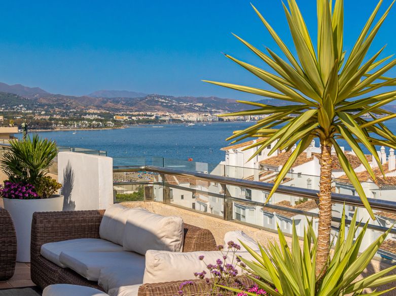 An exceptional 3-bedroom penthouse in the heart of Puerto Banús, offering one of the best terraces and panoramic views in the area.