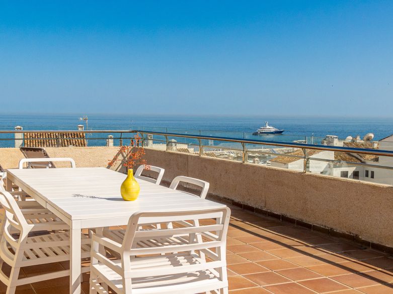 Exclusivo ático de 3 dormitorios con una de las mejores terrazas y vistas panorámicas en el corazón Puerto Banús.