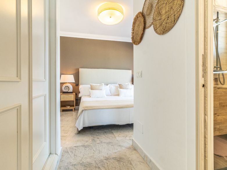 Exclusivo ático de 3 dormitorios con una de las mejores terrazas y vistas panorámicas en el corazón Puerto Banús.