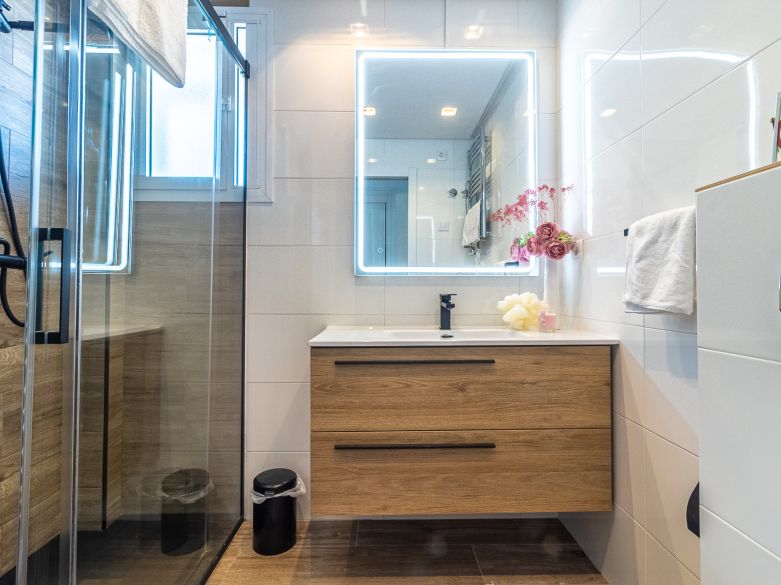 Exclusivo ático de 3 dormitorios con una de las mejores terrazas y vistas panorámicas en el corazón Puerto Banús.