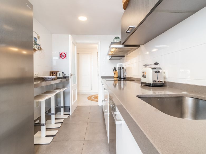 Exclusivo ático de 3 dormitorios con una de las mejores terrazas y vistas panorámicas en el corazón Puerto Banús.