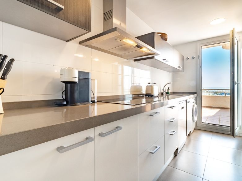 Exclusivo ático de 3 dormitorios con una de las mejores terrazas y vistas panorámicas en el corazón Puerto Banús.