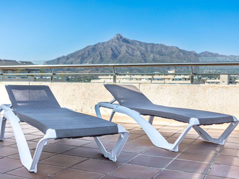 Exclusivo ático de 3 dormitorios con una de las mejores terrazas y vistas panorámicas en el corazón Puerto Banús.