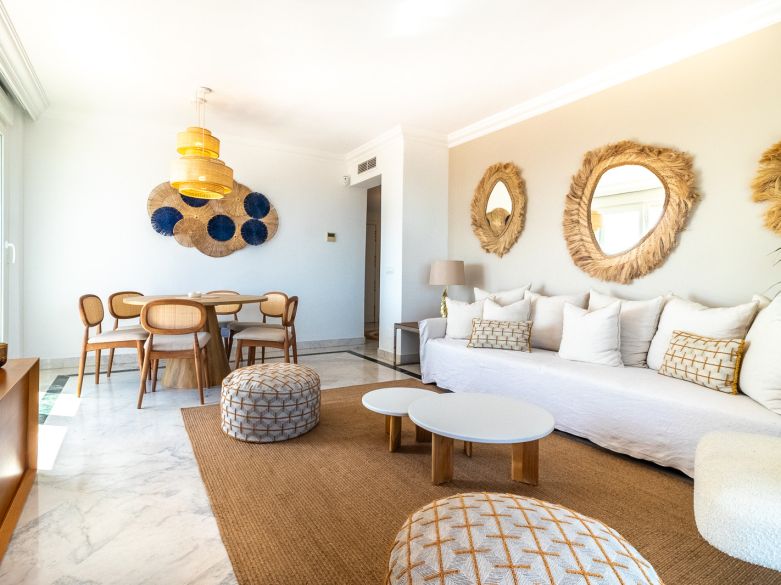 Exclusivo ático de 3 dormitorios con una de las mejores terrazas y vistas panorámicas en el corazón Puerto Banús.