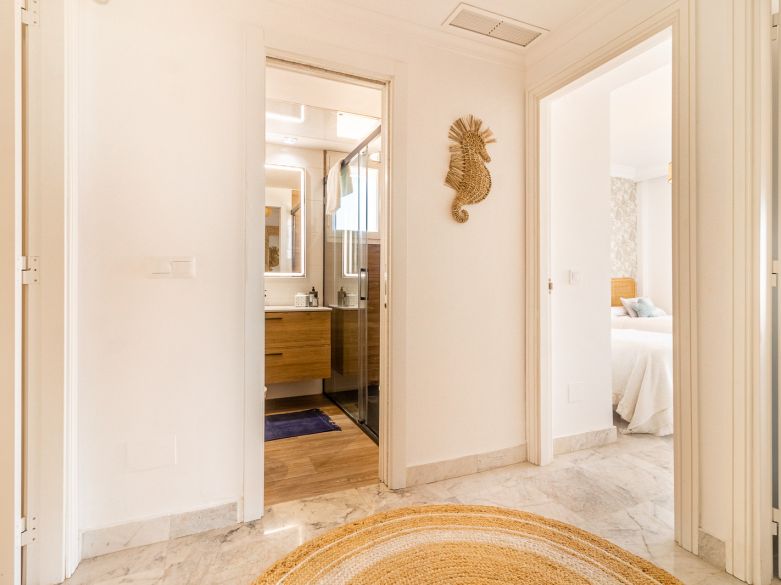 Exclusivo ático de 3 dormitorios con una de las mejores terrazas y vistas panorámicas en el corazón Puerto Banús.