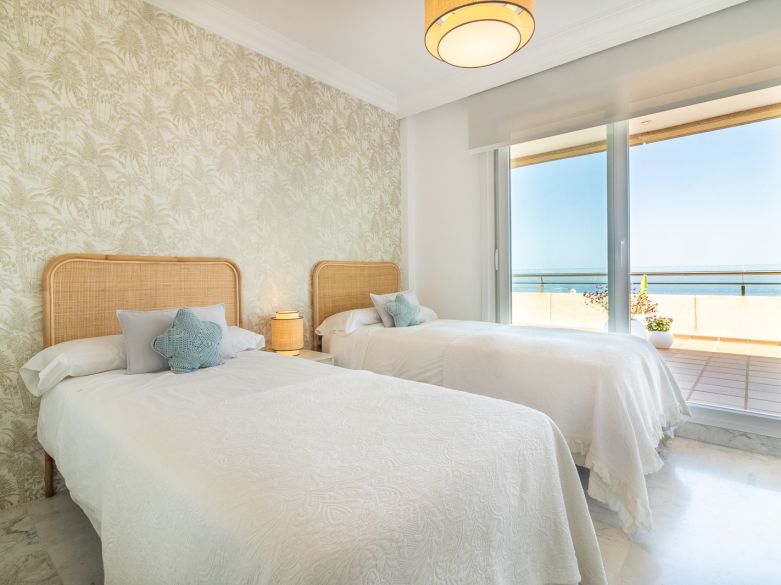 Exclusivo ático de 3 dormitorios con una de las mejores terrazas y vistas panorámicas en el corazón Puerto Banús.