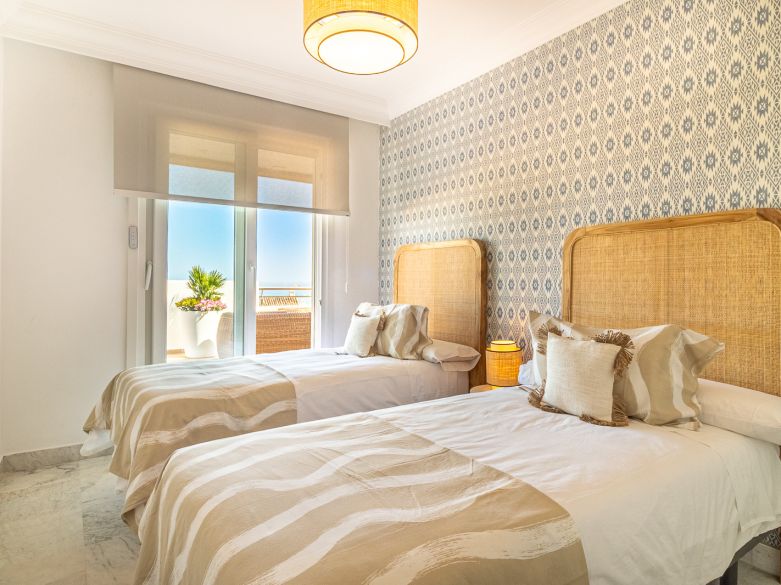 Exclusivo ático de 3 dormitorios con una de las mejores terrazas y vistas panorámicas en el corazón Puerto Banús.
