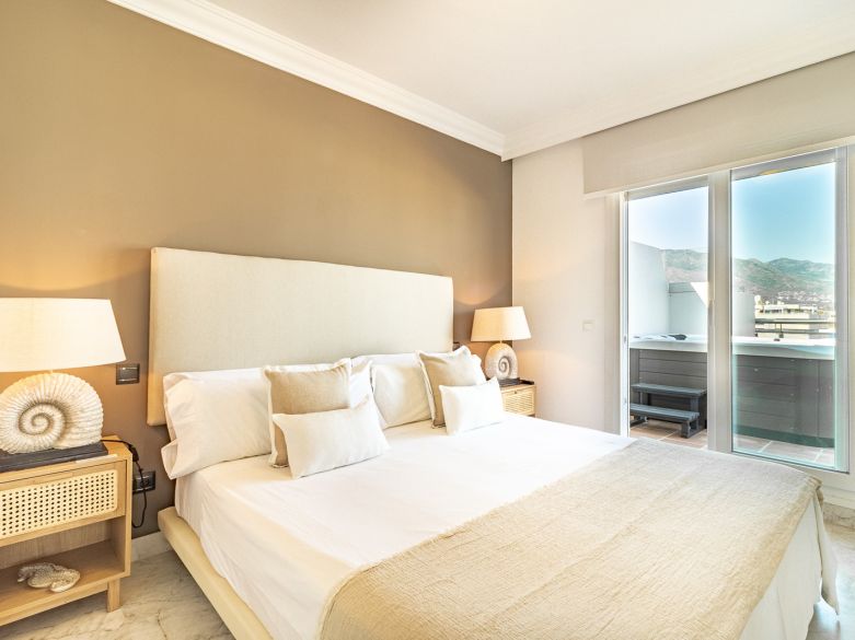 Exclusivo ático de 3 dormitorios con una de las mejores terrazas y vistas panorámicas en el corazón Puerto Banús.