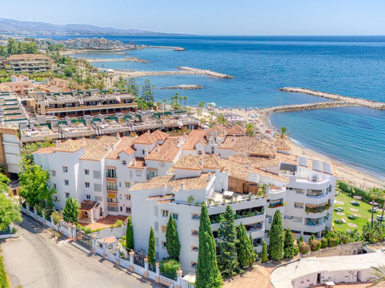 Exclusive Beachfront Two-Bedroom South-Facing Apartment with Sea Views in La Herradura, Marbella