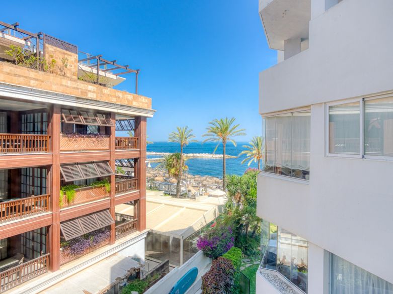 Exclusivo Apartamento de dos dormitorios con vistas al mar en La Herradura, Marbella