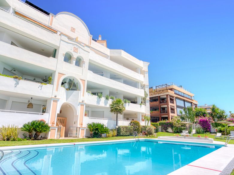 Exclusivo Apartamento de dos dormitorios con vistas al mar en La Herradura, Marbella