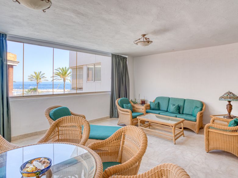 Exclusivo Apartamento de dos dormitorios con vistas al mar en La Herradura, Marbella