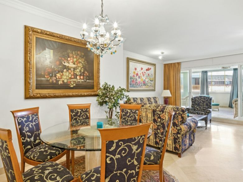 Exclusivo Apartamento de dos dormitorios con vistas al mar en La Herradura, Marbella