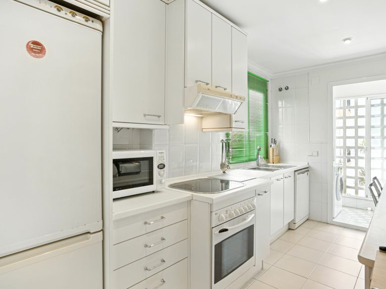 Exclusivo Apartamento de dos dormitorios con vistas al mar en La Herradura, Marbella