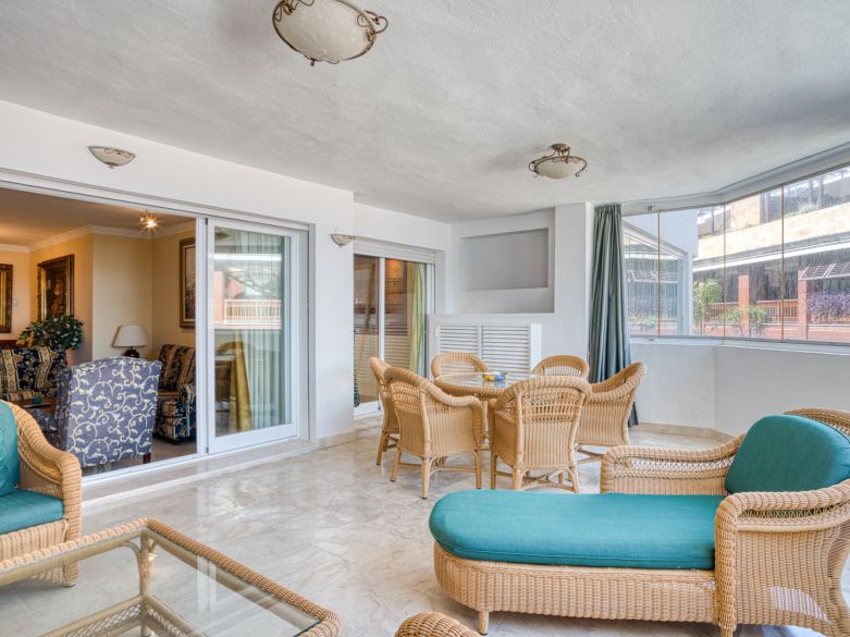 Exclusivo Apartamento de dos dormitorios con vistas al mar en La Herradura, Marbella