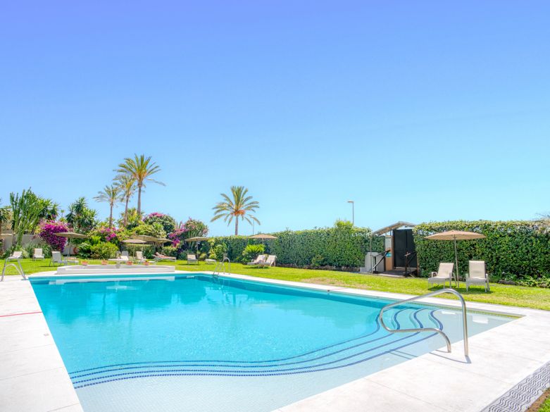 Exclusivo Apartamento de dos dormitorios con vistas al mar en La Herradura, Marbella