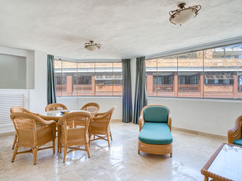 Exclusivo Apartamento de dos dormitorios con vistas al mar en La Herradura, Marbella