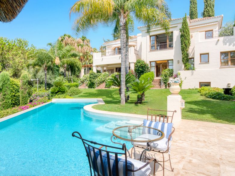 Elegant Six Bedroom, South-Facing Villa in Prestigious Lomas de Marbella Club