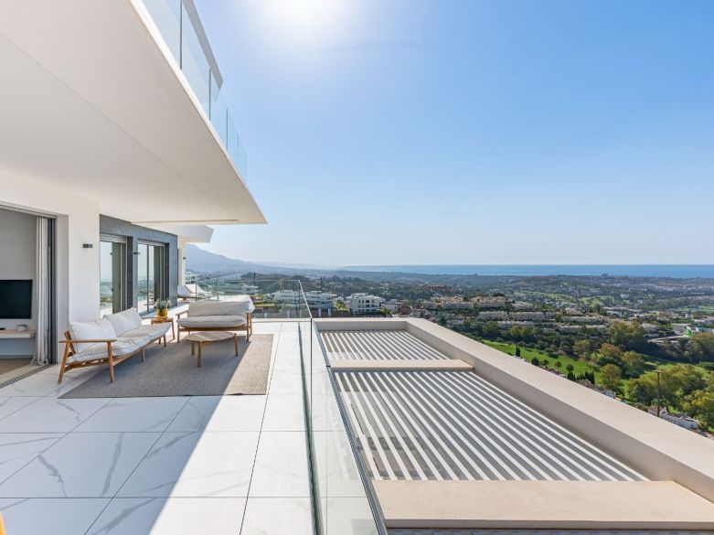 STUNNING CORNER MIDDLE FLOOR APARTMENT WITH PANORAMIC GOLF & SEA VIEWS