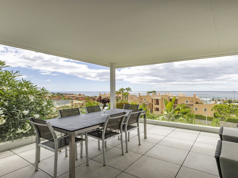 Elegante apartamento en planta baja, esquina, de 3 dormitorios con espectaculares vistas al mar en Doña Julia