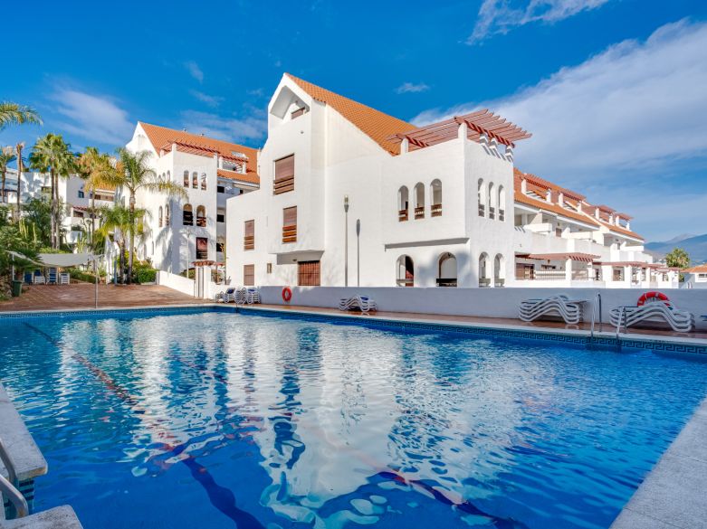 Beautifully renovated three-bedroom, east facing apartment, located in one of the most desirable complexes in Nueva Andalucia, La Maestranza.
