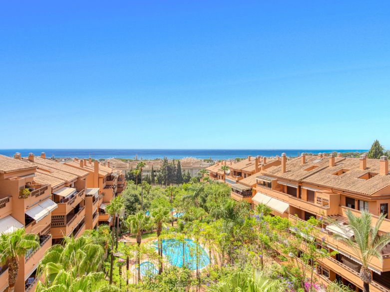 Beautiful, south facing three bedroom duplex penthouse, located in the gated community Costa Nagueles III