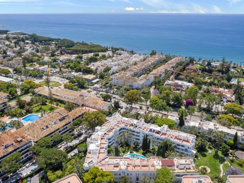 Impressive three bedroom, south facing duplex penthouse in the well-known and gated community Marbella Real