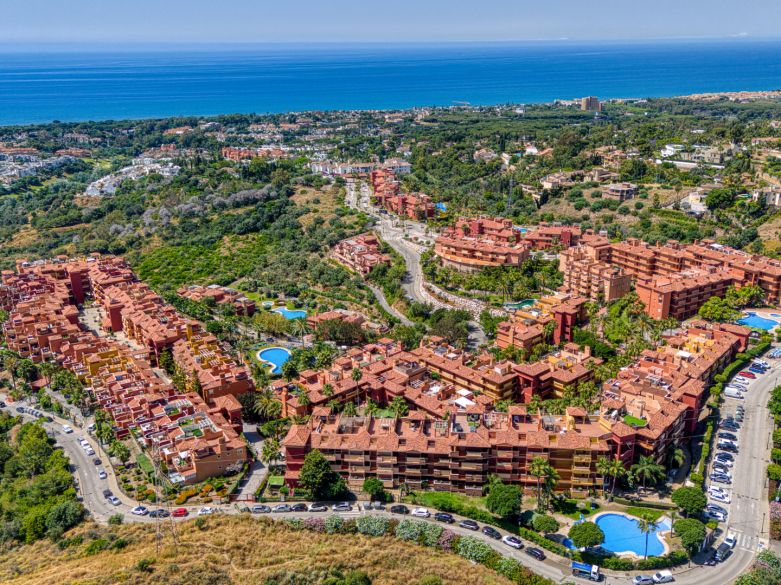 Lovely two bedroom, south west facing apartment in La Reserva de Marbella; with sea views