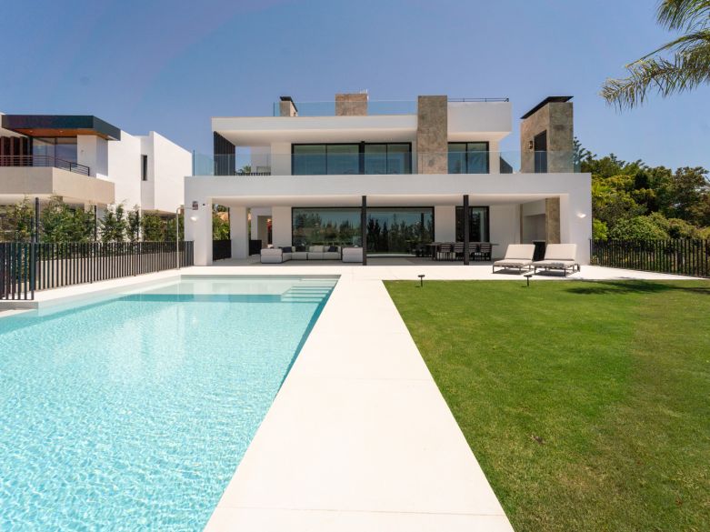 Villa for sale in Nueva Andalucia, Marbella
