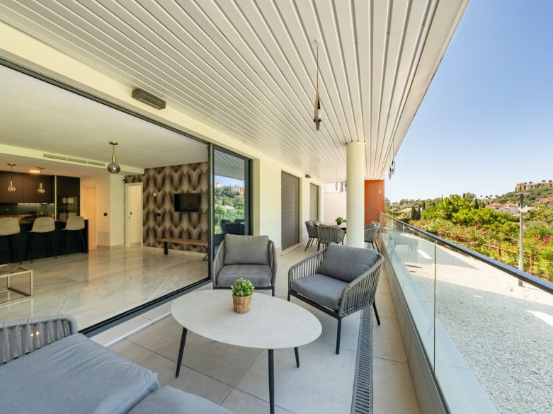 Stylish 3-Bedroom Apartment with Mountain Views - With Rental License!