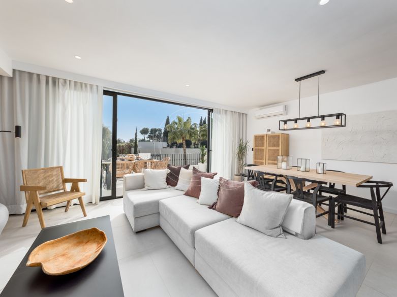 Elegant Renovated Townhouse Near Aloha Golf – Private Garden and Gated Community