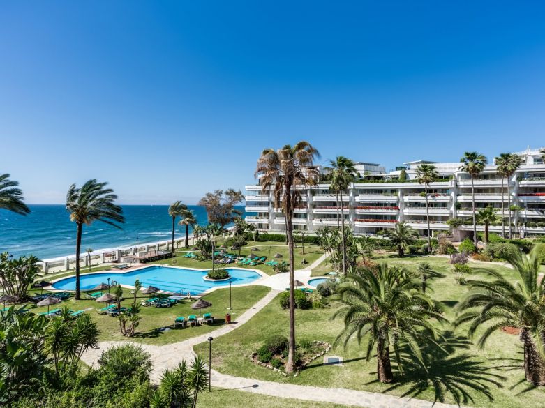 Impressive two bedroom, south west facing apartment in the beachfront community Playa Esmeralda